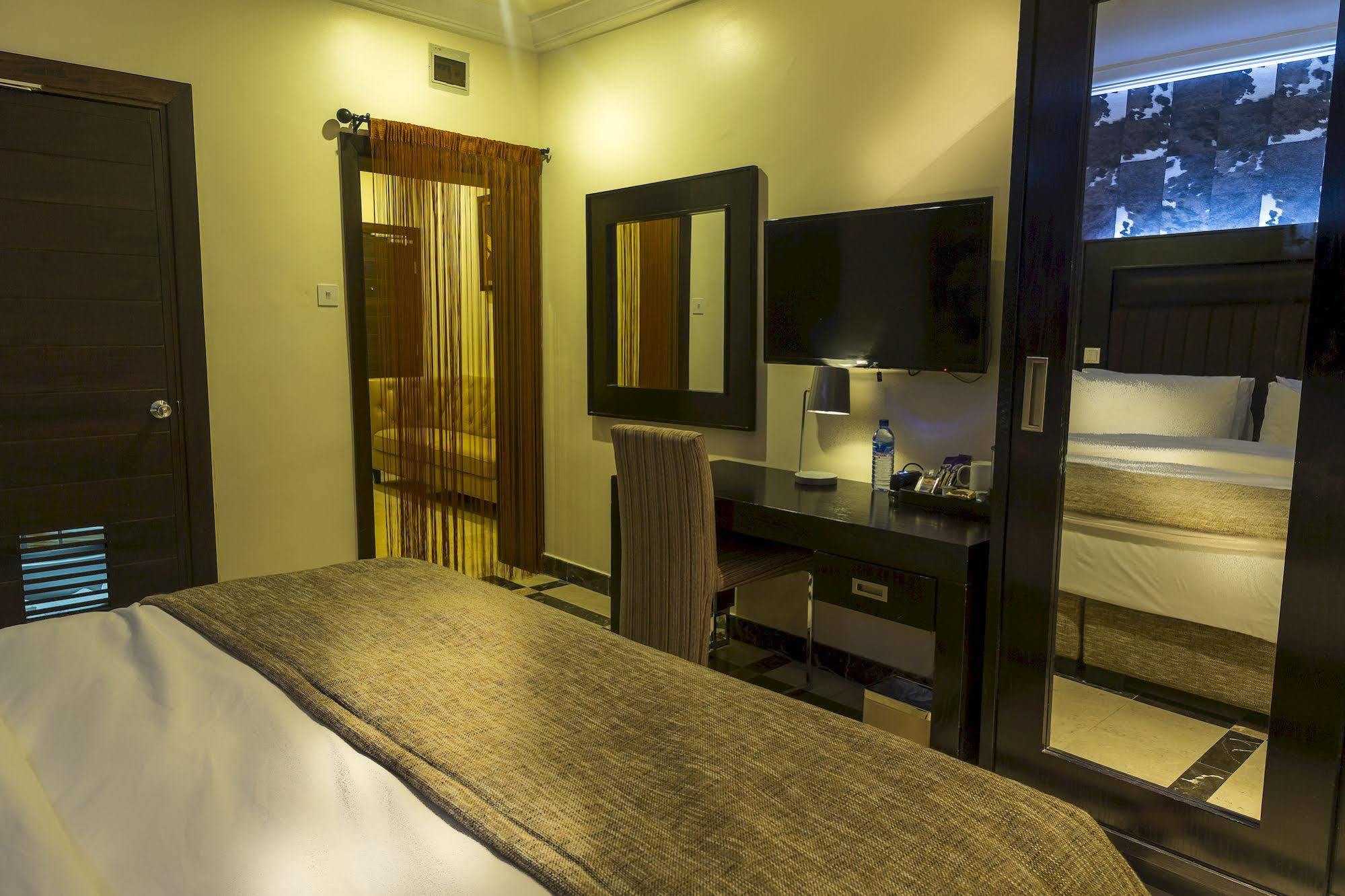 Quo Vadis Hotel Abuja Esterno foto